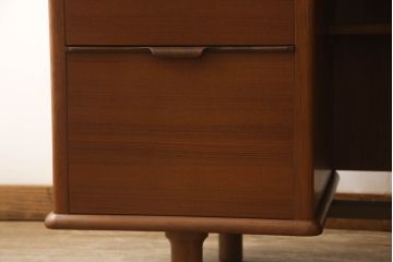 和製ビンテージ　美品　チーク材　ミッドセンチュリーテイストのデザインがおしゃれな両袖机(ワークデスク、ニーホールデスク、作業デスク、机、ヴィンテージ、在宅用、在宅ワーク)(R-056942)