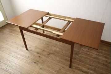 北欧ビンテージ　チーク材製　角ばったデザインが魅力的なエクステンションテーブル(ダイニングテーブル、4人掛け、6人掛け、ヴィンテージ)(R-056954)
