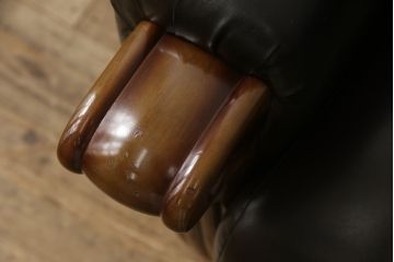 ビンテージカリモク　合皮　ヴィンテージ感漂うデザインの小ぶりな3人掛けソファ(アームソファ、3Pソファ、ラウンジソファ)(R-057003)