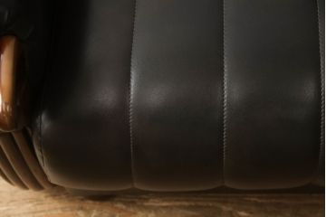 ビンテージカリモク　合皮　ヴィンテージ感漂うデザインの小ぶりな3人掛けソファ(アームソファ、3Pソファ、ラウンジソファ)(R-057003)