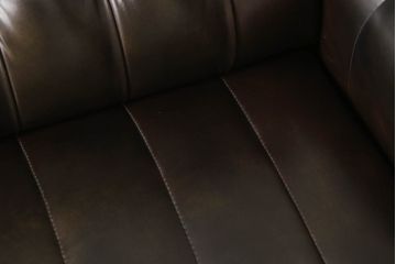 ビンテージカリモク　合皮　ヴィンテージ感漂うデザインの小ぶりな3人掛けソファ(アームソファ、3Pソファ、ラウンジソファ)(R-057003)
