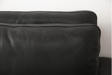 中古　イタリア製　上質な空間を演出する本革2.5人掛けソファ(レザー、2人掛け、3人掛け、2P、3P)(R-057004)