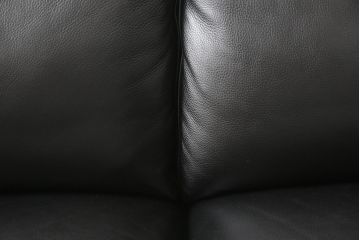 中古　イタリア製　上質な空間を演出する本革2.5人掛けソファ(レザー、2人掛け、3人掛け、2P、3P)(R-057004)