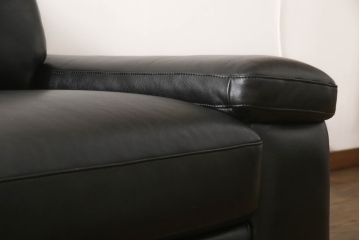 中古　イタリア製　上質な空間を演出する本革2.5人掛けソファ(レザー、2人掛け、3人掛け、2P、3P)(R-057004)