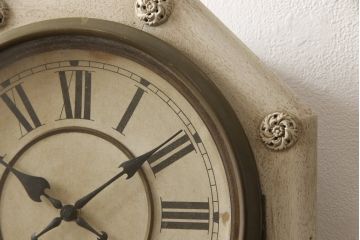 アンティーク　電池式　クラシカルなデザインがおしゃれな掛け時計(柱時計、古時計)(R-057011)