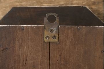 アンティーク　電池式　クラシカルなデザインがおしゃれな掛け時計(柱時計、古時計)(R-057011)
