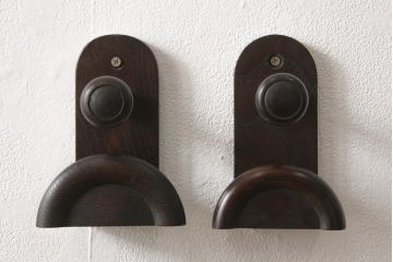 中古　レトロ雑貨　ダークな木肌が味わい深いウォールハンガー2個セット(壁用フック)(R-057012)
