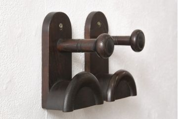 中古　レトロ雑貨　ダークな木肌が味わい深いウォールハンガー2個セット(壁用フック)(R-057012)