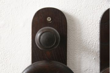 中古　レトロ雑貨　ダークな木肌が味わい深いウォールハンガー2個セット(壁用フック)(R-057012)