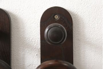 中古　レトロ雑貨　ダークな木肌が味わい深いウォールハンガー2個セット(壁用フック)(R-057012)