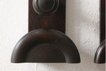 中古　レトロ雑貨　ダークな木肌が味わい深いウォールハンガー2個セット(壁用フック)(R-057012)