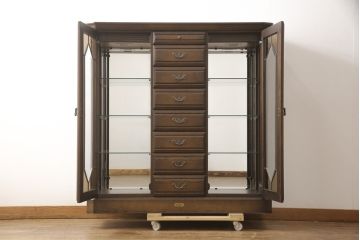 中古　超美品　イギリスデザイン　オーク材製　ブライトン　照明付きのステンドグラス入り高級キャビネット(サイドボード、飾り棚、チェスト)(R-057013)