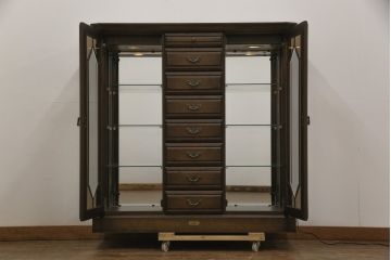 中古　超美品　イギリスデザイン　オーク材製　ブライトン　照明付きのステンドグラス入り高級キャビネット(サイドボード、飾り棚、チェスト)(R-057013)