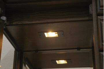 中古　超美品　イギリスデザイン　オーク材製　ブライトン　照明付きのステンドグラス入り高級キャビネット(サイドボード、飾り棚、チェスト)(R-057013)