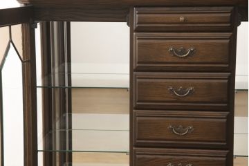中古　超美品　イギリスデザイン　オーク材製　ブライトン　照明付きのステンドグラス入り高級キャビネット(サイドボード、飾り棚、チェスト)(R-057013)