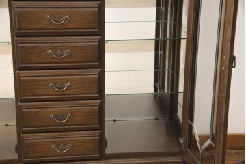 中古　超美品　イギリスデザイン　オーク材製　ブライトン　照明付きのステンドグラス入り高級キャビネット(サイドボード、飾り棚、チェスト)(R-057013)