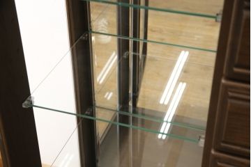 中古　超美品　イギリスデザイン　オーク材製　ブライトン　照明付きのステンドグラス入り高級キャビネット(サイドボード、飾り棚、チェスト)(R-057013)