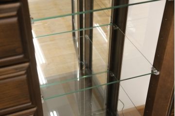 中古　超美品　イギリスデザイン　オーク材製　ブライトン　照明付きのステンドグラス入り高級キャビネット(サイドボード、飾り棚、チェスト)(R-057013)