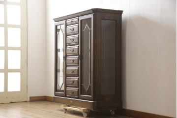 中古　超美品　イギリスデザイン　オーク材製　ブライトン　照明付きのステンドグラス入り高級キャビネット(サイドボード、飾り棚、チェスト)(R-057013)