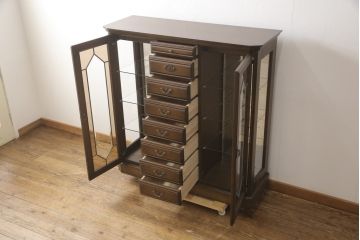 中古　超美品　イギリスデザイン　オーク材製　ブライトン　照明付きのステンドグラス入り高級キャビネット(サイドボード、飾り棚、チェスト)(R-057013)