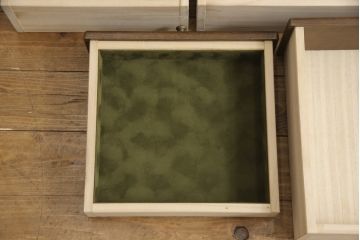 中古　超美品　イギリスデザイン　オーク材製　ブライトン　照明付きのステンドグラス入り高級キャビネット(サイドボード、飾り棚、チェスト)(R-057013)