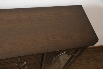 中古　超美品　イギリスデザイン　オーク材製　ブライトン　照明付きのステンドグラス入り高級キャビネット(サイドボード、飾り棚、チェスト)(R-057013)