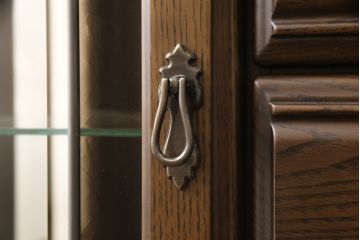 中古　超美品　イギリスデザイン　オーク材製　ブライトン　照明付きのステンドグラス入り高級キャビネット(サイドボード、飾り棚、チェスト)(R-057013)