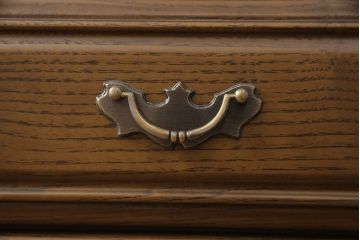 中古　超美品　イギリスデザイン　オーク材製　ブライトン　照明付きのステンドグラス入り高級キャビネット(サイドボード、飾り棚、チェスト)(R-057013)