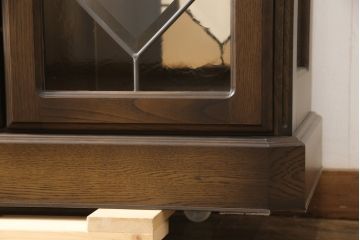 中古　超美品　イギリスデザイン　オーク材製　ブライトン　照明付きのステンドグラス入り高級キャビネット(サイドボード、飾り棚、チェスト)(R-057013)