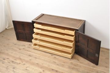 中古　北海道民芸家具　天板・脚(台輪)付きリメイク　落ち着きのある上品な佇まいが魅力の衣装盆付きのローボード(引き出し、チェスト、リビングボード、テレビ台、テレビボード、着物箪笥)(R-057042)