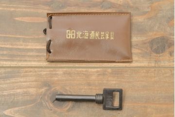中古　北海道民芸家具　天板・脚(台輪)付きリメイク　落ち着きのある大人空間を演出してくれる衣装盆付きのローボード(引き出し、チェスト、リビングボード、テレビ台、テレビボード、着物箪笥)(R-057045)