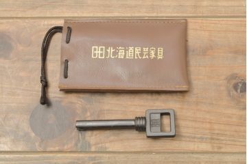 中古　北海道民芸家具　天板リメイク　直線的な佇まいがシックな印象のチェスト(テレビボード、テレビ台、リビングボード、引き出し)(R-057046)