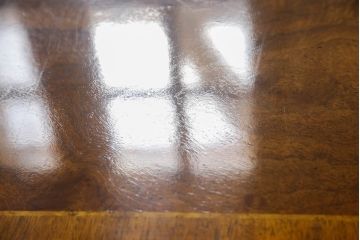 中古　美品　DREXEL HERITAGE(ドレクセルヘリテイジ)　格納式天板付きのクラシカルなサイドテーブル(コーヒーテーブル、エンドテーブル)(R-057048)