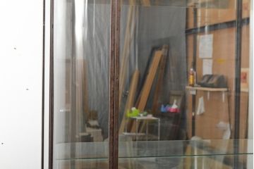 フランスアンティーク　激レアデザイン!　大人気のRガラスと真鍮枠が使われた縦型ガラスケース(ショーケース、収納棚、飾り棚、キャビネット、曲げガラス)(R-057053)