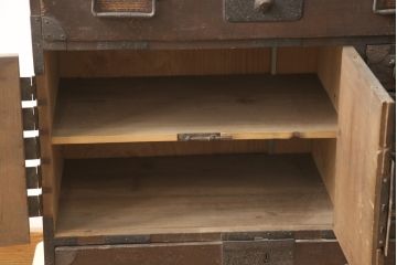 和製アンティーク　新潟県見附市産　堅牢な雰囲気ただよう杉材製の帳場小箪笥(帳場たんす、アンティークチェスト、和タンス)(R-057059)