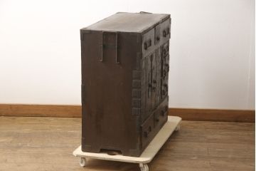 和製アンティーク　新潟県見附市産　堅牢な雰囲気ただよう杉材製の帳場小箪笥(帳場たんす、アンティークチェスト、和タンス)(R-057059)