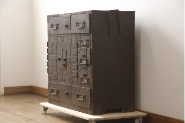 和製アンティーク　新潟県見附市産　堅牢な雰囲気ただよう杉材製の帳場小箪笥(帳場たんす、アンティークチェスト、和タンス)(R-057059)