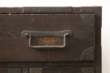 和製アンティーク　新潟県見附市産　堅牢な雰囲気ただよう杉材製の帳場小箪笥(帳場たんす、アンティークチェスト、和タンス)(R-057059)