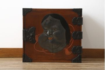 激レア!特注品　縁起物　おかめの漆絵が描かれた総欅材製の庄内小箪笥(掛硯型、懸硯型、船箪笥、帳場箪笥、おたふく、小引き出し、たんす、タンス、アンティーク)(R-057060)