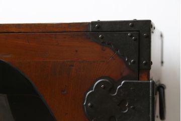 激レア!特注品　縁起物　おかめの漆絵が描かれた総欅材製の庄内小箪笥(掛硯型、懸硯型、船箪笥、帳場箪笥、おたふく、小引き出し、たんす、タンス、アンティーク)(R-057060)