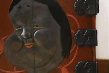 激レア!特注品　縁起物　おかめの漆絵が描かれた総欅材製の庄内小箪笥(掛硯型、懸硯型、船箪笥、帳場箪笥、おたふく、小引き出し、たんす、タンス、アンティーク)(R-057060)