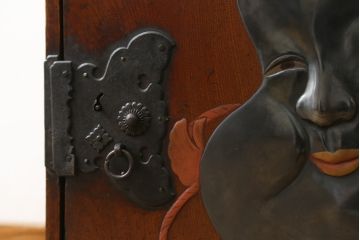 激レア!特注品　縁起物　おかめの漆絵が描かれた総欅材製の庄内小箪笥(掛硯型、懸硯型、船箪笥、帳場箪笥、おたふく、小引き出し、たんす、タンス、アンティーク)(R-057060)
