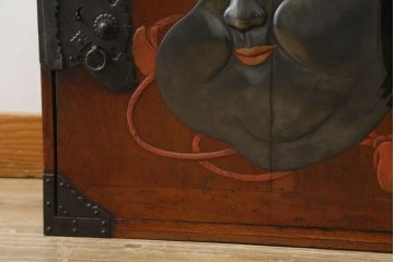 激レア!特注品　縁起物　おかめの漆絵が描かれた総欅材製の庄内小箪笥(掛硯型、懸硯型、船箪笥、帳場箪笥、おたふく、小引き出し、たんす、タンス、アンティーク)(R-057060)