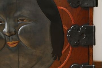 激レア!特注品　縁起物　おかめの漆絵が描かれた総欅材製の庄内小箪笥(掛硯型、懸硯型、船箪笥、帳場箪笥、おたふく、小引き出し、たんす、タンス、アンティーク)(R-057060)
