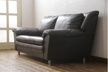 中古　美品　フランスベッド取り扱い　イタリア　サコモディ(S'ACCOMODI)　本革の上質な2人掛けレザーソファ(アームソファ、2Pソファ)(定価約40万円)(R-057061)