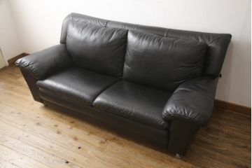 中古　美品　フランスベッド取り扱い　イタリア　サコモディ(S'ACCOMODI)　本革の上質な2人掛けレザーソファ(アームソファ、2Pソファ)(定価約40万円)(R-057061)