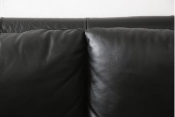 中古　美品　フランスベッド取り扱い　イタリア　サコモディ(S'ACCOMODI)　本革の上質な2人掛けレザーソファ(アームソファ、2Pソファ)(定価約40万円)(R-057061)