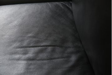 中古　美品　フランスベッド取り扱い　イタリア　サコモディ(S'ACCOMODI)　本革の上質な2人掛けレザーソファ(アームソファ、2Pソファ)(定価約40万円)(R-057061)