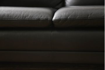 中古　美品　フランスベッド取り扱い　イタリア　サコモディ(S'ACCOMODI)　本革の上質な2人掛けレザーソファ(アームソファ、2Pソファ)(定価約40万円)(R-057061)