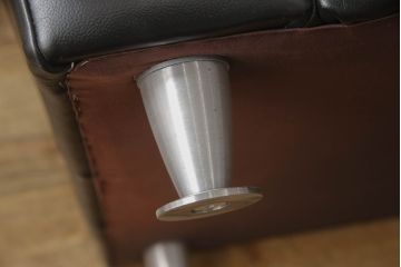 中古　美品　フランスベッド取り扱い　イタリア　サコモディ(S'ACCOMODI)　本革の上質な2人掛けレザーソファ(アームソファ、2Pソファ)(定価約40万円)(R-057061)